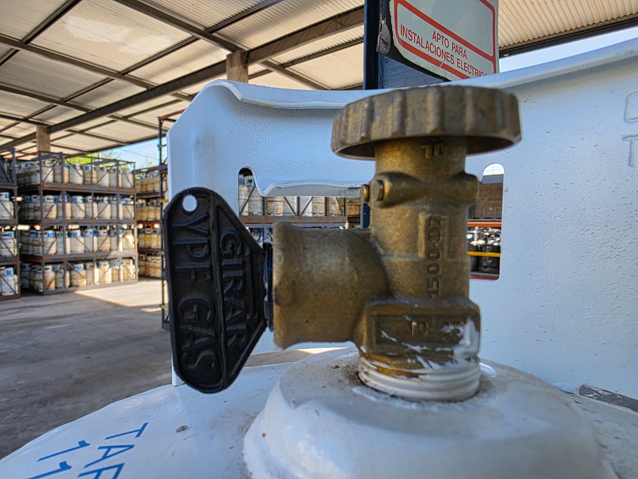 ¡Llave saca tapón precinto de YPF Gas con la indicación para girar!